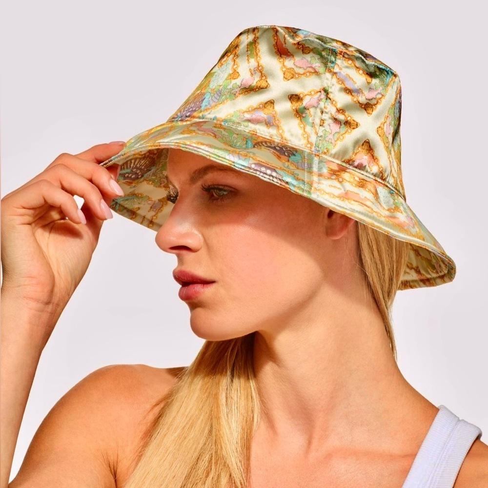 Kurt Geiger NWT Kensington Sheen BucketHat Shells/Chains/Eagle Heads pastel&gold